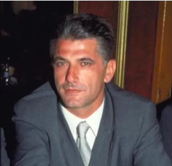 Oul Kalav, stanbul ve Barcelona?da restoran aan, lks bir hayat sren ve dnya turuna kan babasnn kendisini arayp sormamas zerine onu sosyal medyada takip etmeyi brakt.