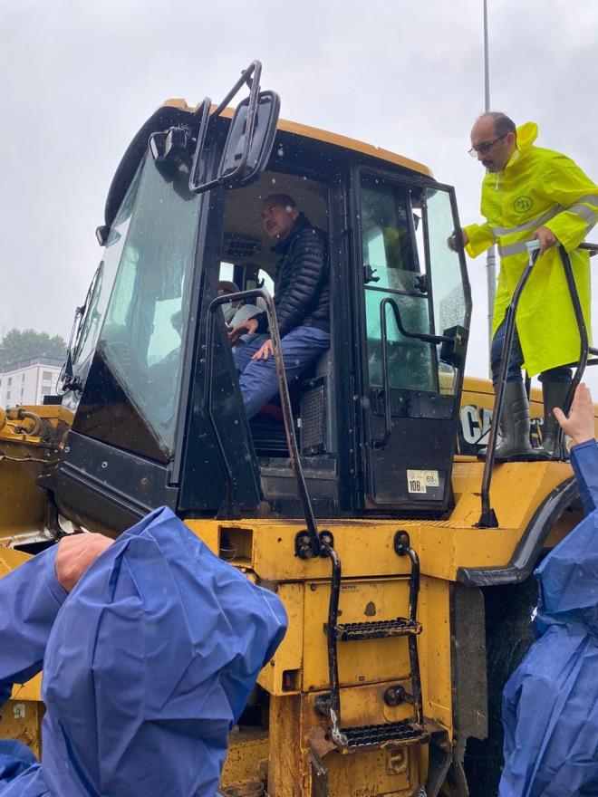 Yetkililerden son duruma ilikin bilgi alan Soylu, bir i makinesine binerek su biriken sokak ve caddelerdeki durumu, ekiplerin almalarn inceledi.    Sonrasnda gazetecilere aklamalarda bulunan Soylu, can kayb olmadn, iki kiinin yaralandn syledi.    Yarn saat 24.00'e kadar kuvvetli ya uyarsnn devam ettiini syleyen Soylu, gerekli nlemlerin alndn kaydetti.     Soylu, "Arama kurtarma almalarmz devam ediyor. Baraj patlad iddias doru deil. Gerekli tahliyeler yaplyor" diye konutu.