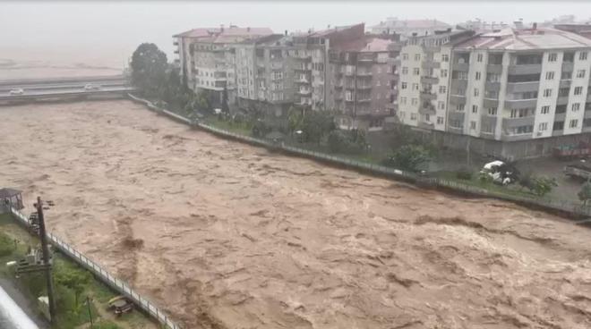 18 K AKUT EKPLERNCE KURTARILDI  Yetkililer, Rize AKUT ekibini 8'i ocuk 18 kiiyi kurtarmak iin blgeye sevk etti.    Arala belli bir blgeye kadar gidebilen ekipler, dalk blgeyi de yryerek geerek mahsur kalan kiilere ulat. Aralarn bulunduu iftekprler mevkisine kadar ocuklardan bazlarn kucak ve srtlarnda tayan ekipler, bu kiileri daha sonra ile merkezine ulatrd.