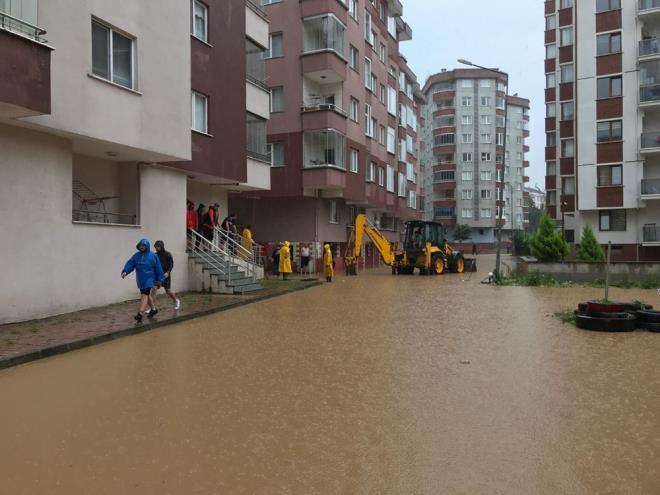 Ardeen'e bal Tunca beldesindeki derelerin su seviyesi ya nedeniyle ykseldi, Fndkl'dan geen Arl Deresi tat. Bu nedenle tarm arazileri ve yollarda hasar olutu.