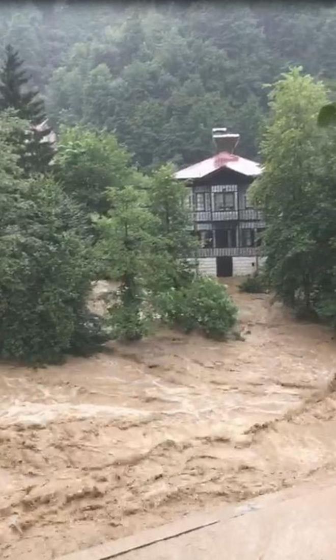 AFAD'n yan sra AKUT, Emniyet, zel dare, Karayollar, DS ve Jandarma ekiplerinin sel blgesinde almalar devam ediyor.    te yandan Meteorolojiden alnan verilerine gre; Hopa ilesine 83, Arhavi ilesine 74, Fndkl ilesinde 79,6, amlhemin ilesinde 64,9 Ardeen Yeiltepe?de 64 kilogram ya dt.
