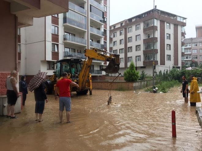 Rize'nin amlhemin, Ardeen ve Fndkl ilelerinde ya dolaysyla baz dereler tat, farkl blgelerdeki yamalarda kopmalar oldu.