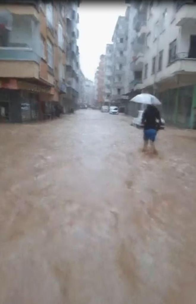 AFAD'dan blgedeki almalara ilikin aklama yapld. Arhavi ve Murgul ilelerinde mahsur kalan vatandalar kurtarma almalarnn devam ettii bildirildi.    Aklamada, Rize'nin Fndkl ve Ardeen ilelerinde baz vatandalarn mahsur kald belirtildi.