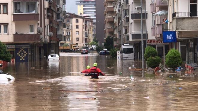 le merkezinden geen derenin tamas sonucu ok sayda ara suya srklendi, ev ve i yerlerini de su bast.    le merkezine ara ulamn salayan kpr de tedbir amacyla ulama kapatld.