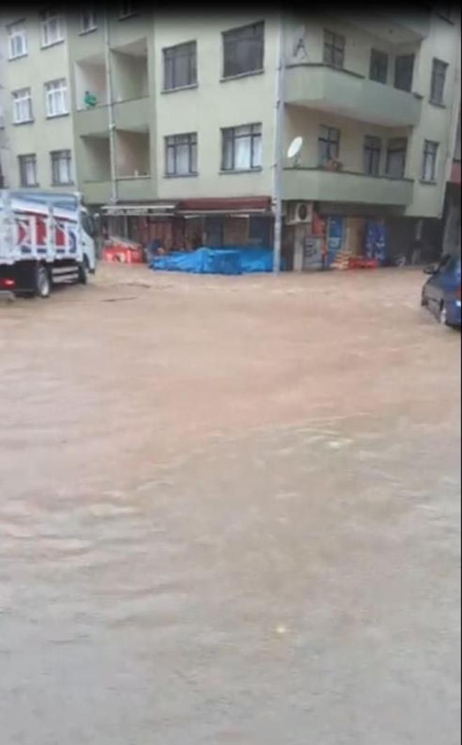 ARHAV'DE YAKLAIK 200 K TAHLYE EDLD  AFAD'dan yaplan aklamada, "Arhavi ilesinde mahsur kalan 6 vatandamz ile Murgul ilesinde mahsur kalan 9 vatandamz gvenli alanlara transfer edilmitir. Ayrca Arhavi ilesinden yaklak 200 kii tahliye edilerek gvenli alanlara yerletirilmitir." bilgisi verildi.