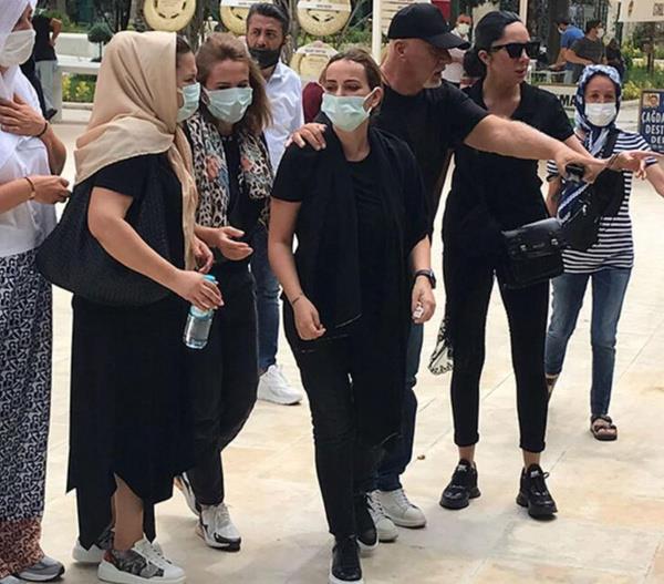 Cenaze namaznn ardndan tabutun araca konulduunu gren Merve Tekta, "Seluk ne olur gitme" diyerek feryat etti.