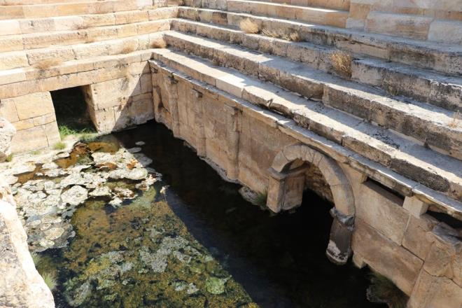 Aratrmalarn ardndan gizemi zlen Cehennem Kaps'nda restorasyon almalar tamamland.    nemli bir ksm ayaa kaldrlan yapya, yer alt tanrs Hades ve cehennemin 3 bal beki kpei Kerberos'un heykeli de yerletirildi.