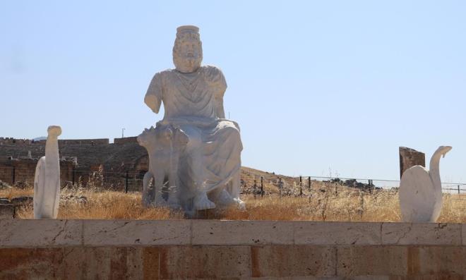 ANTK DNEMDE LLER LKESNE GE KAPISI    Eyll aynda ziyarete almas planlanan Cehennem Kaps'nn evresine ziyaretiler iin zehirli gazn etkilemeyecei uzaklkta yry band da yapld.    Hierapolis Antik Kenti'nin imdiki Kaz Heyeti Bakan talya Lecce niversitesi'nden Prof. Dr. Grazia Semeraro'nun Yardmcs Dr. retim yesi Arkeolog Cokun Dabacak, Pltonyum'un antik inanta nemli ve gizemli bir yere sahip olduunu syledi.