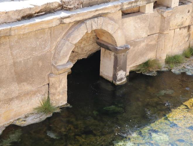 Dabacak, "Pltonyum'daki kutsal alan restorasyon almasyla antik ada dini trenlerin yapld ekilde dzenlendi. Buras Frigler dneminde kutsal alan olarak dzenlenmi. Antik dnemde 'ller lkesine gei kaps' olarak adlandrlyor" dedi.