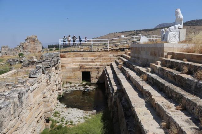 Milattan nce 2'nci yzylda, Bergama Kral 2. Eumenes tarafndan kurulan ve 'kutsal ehir' anlamna gelen Hierapolis Antik Kenti'nde, Prof. Francesco D'Andria bakanlndaki talyan kaz ekibi, 2013 ylnda blgenin gemiine k tutan bir yapy kefetti.