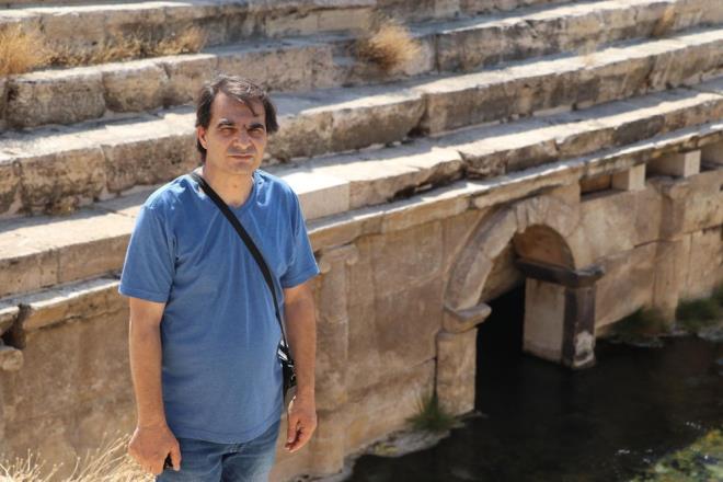 Yer altndan 34 derece scak suyla birlikte karbondioksit gaznn da ktn syleyen Dabacak, "Eskiden kutsal saylan bu alanda grev yapan rahipler, nefeslerini tutup, yanlarnda canl hayvanla ieriye gidiyordu. Sanki bir ilahi mdahale olmu gibi ierideki gaz nedeniyle hayvanlar zehirlenerek lrken, rahipler ise canl olarak kyordu" diye konutu.Dabacak'n verdii bilgilere gre yaplan bu ritelle din adamlar kutsal saylrken len hayvanlarn da Hades'e kurban edildiine inanlyordu.