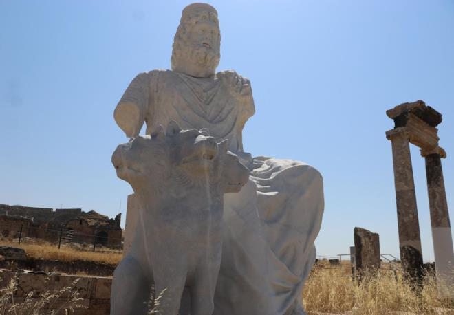 Prof. Dr. Dabacak, Pamukkale'ye beyazln veren termal suyun kt Cehennem Kaps'ndaki karbondioksit gaz nedeniyle canllarn ldn, bu nedenle antik ada burada kutsal trenler yapldn belirtti.