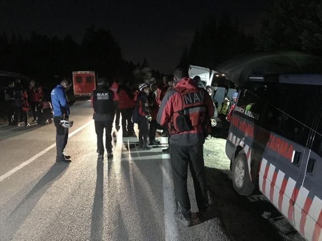 AFAD, ANDA, NAK, AKUT ve HH Arama Kurtarma'dan oluan yaklak 100 kiilik ekibin de destek verdii arama kurtarma almalar sryor.