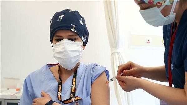 Dn saat 20.00 itibaryla ilk doz a olanlarn toplamnn 39 milyon 384 bin 758 olduu dikkate alnrsa, ortalama bir hesapla 18 ya st 22 milyon 182 bin kiinin hi a olmad ortaya kyor.