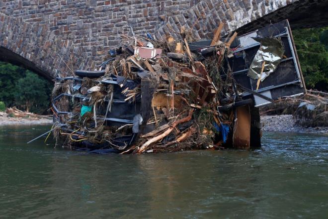Jet akm Arktik ve tropik blgeler arasndaki scaklk farkndan douyor ancak Arktik blgesinde scaklk arttka aradaki fark azaldndan uzmanlar hava akmnn zayflayacan tahmin ediyor.