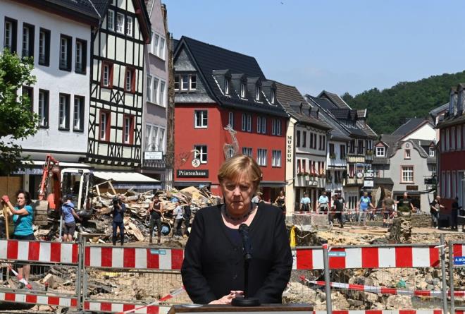 Uzmanlarn, insan kaynakl iklim deiiminin atmosferimizi sttndan phesi yok. Berlin'deki Humboldt niversitesi Corafya Enstits'nden Dr. Carl-Friedrich Schleussner, 2021 ylnda iklim deiiminin buna neden olup olmad konusunda artk bir tartma olmadn sylyor. Schleussner, "Bundan sonraki soru artk ne kadar snmaya yol at olacak" diyor.