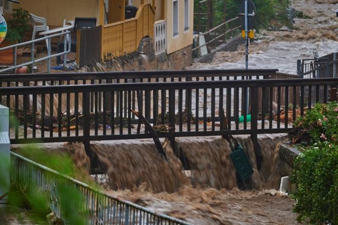AY YZNDEN DAHA FAZLA MI SEL OLACAK?  Sel felaketleri konusunda tedirgin edici bir nokta daha var: NASA'nn yrtt yeni bir aratrmaya gre, Ay'n yrngesindeki "yalpalama"nn, rekor dzeyde sellere yol amasndan endie ediliyor. Sz konusu yalpalama, aslnda yeni veya tehlikeli bir olgu deil.