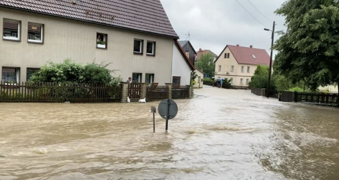 Almanya'nn batsnda geen hafta meydana gelen selde en az 179 kii hayatn kaybetti, 151 kii de hl kayp. Yaknlarn ve sahip olduklar her eyi yitirenler, Almanya'da bu boyutta ancak birka on ylda bir meydana gelen sel karsnda hl derin bir okta. Meteorologlar ise iklim deiimi yznden gelecekte bu tr ar hava olaylarnn daha sk yaanabilecei konusunda uyaryor.