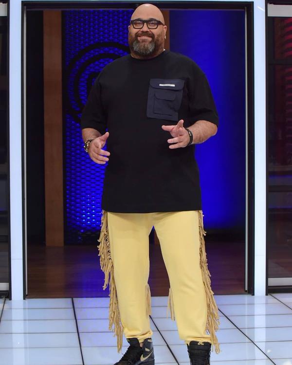 Trk mutfandan rnekler sunuyorsun hem Anason hem Efendy?de. Ama diyorsun ki, ?Trk mutfa dnyada sayg gren bir mutfak deil?. Sana katlyorum. Bu bir pazarlama eksiklii. Hatta u an Lbnan mutfa ya da kabaca Ortadou mutfa bile domine etmeye balad menleri. zellikle Amerika?da. Peki ne yapmamz lazm?<br>  - Bence  faktr var. lki devlet aya... Ben ok ?devlet desteklesin? diyenlerden deilim. Sonuta hepimiz kendi restoranlarmza yatrm yapyoruz. Fakat Trk gastronomisinin tantm iin daha yksek brokratik ve siyasi engelleri aabilen bir yap kurulmas lazm. Turizm ve Kltr Bakanl?nn iinde gastronomi bakan yardmcl olmal ve bunu da bu ii bilen, duayen ve akademisyenlerden oluan, Trk mutfa iin 5-10-20 yllk planlar sunabilecek bir ekibin ynetmesi lazm. u anda ok fazla etkiye tepki eklinde yryor. Daha fazla strateji odakl plan yaplmas gerekli diye dnyorum.