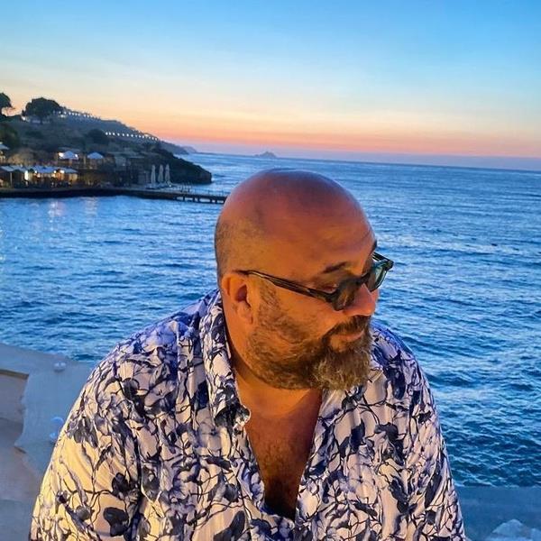 "Elimizden geleni yapmaya alyoruz"<br>  Ayrca beni ilgilendiren de kendi endstrimin iinde bilinmek, tannmak ve rnek alnmak. Onun haricindeki televizyon hreti birazck sabun kp gibi. Bugn var, yarn yok. Mhim olan o hreti kazandnz zaman onunla ne yaptnz, insanlara ne kattnz ve ne yollar aabildiiniz... Biz de naizane,  ef olarak hem gastronomimizin gelimesi hem de ef adaylarnn daha bilgili olmas konusunda elimizden geleni yapmaya alyoruz.