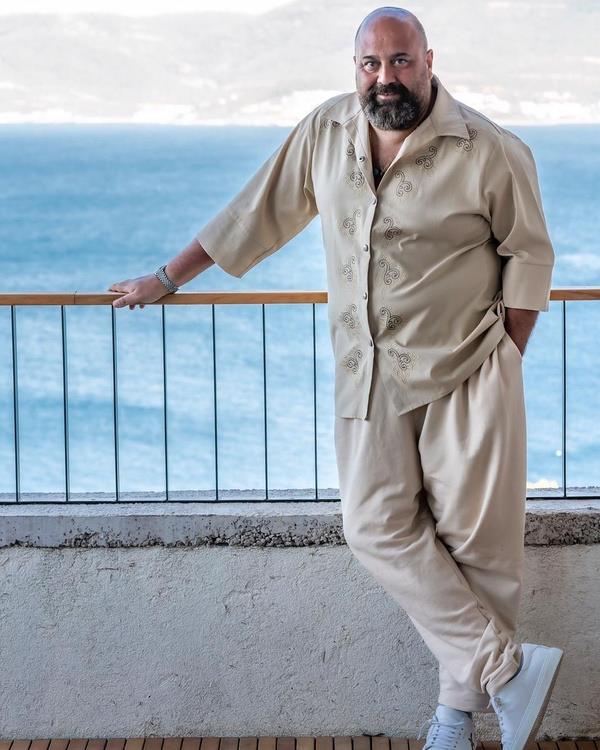 Nusret?i nasl buluyorsun? Global fenomen mi? Pazarlama harikas m?<br>  - Nusret?i ok ciddi bir baar yks olarak gryorum. u an olduu yere bakarsak bu endstrinin ok byk bir fenomeni. nanlmaz bir atlm yapt. Baarl insanlarn arkasnda her zaman iyi bir pazarlama vardr. Olmas gerekir. Bunu da sanki hep kt bir ey gibi anlatanlar vardr. Ama bunu diyen ka kii mtevaz kasaplk yaparken parasn biriktirip Arjantin?e gitme vizyonuna sahip? Bunu yapan kii, ayn yollardan geen bir ef olarak beni ok mutlu ediyor. Her baarnn arkasnda ciddi bir hikye vardr. Baar asla tesadf deildir. Ben Nusret?i inanlmaz baarl buluyorum. Dnyada geldii yer itibaryla ismi konuulan bir ef. yi ki var.