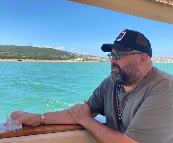 "4 ylda epey kapadm dnyorum"<br>  Herkesin en yapmayaca eyi yapp kimsenin gitmedii Avustralya?ya gitmeyi tercih ettim. Bu da bana tek bana kalmann huzurunu, tek bana bir eyleri baarmann zgvenini verdi. Bu ok ciddi bir kazanm. u anda dnyann ngilizce konuulan herhangi bir yerinde restoran amak benim iin ok kolay. Kariyerimin buraya gelmesinde en byk etkendir Avustralya?da baarl olmam. Orada olmak benden ok fazla bir ey gtrmedi. Kendi kltrmden biraz uzaklam oldum ama onu da u son 4 ylda epey kapadm dnyorum.