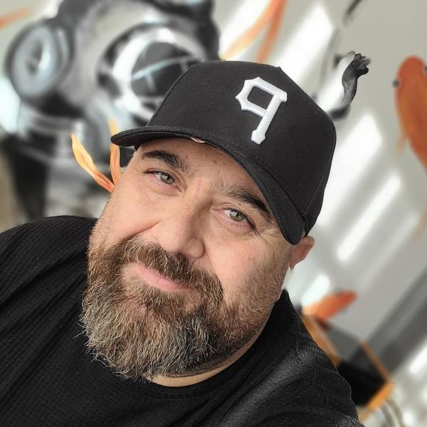 ?MasterChef? seni herkese tantt ama seni ncesinden de tandm iin bu TV hretinin ok da farknda olmadan, yine kendin gibi yaamaya devam ettiini biliyorum. TV hreti olmann zorluklar neler sence?   <br>- Rahmetli Tuncel Kurtiz Hoca ok iyi zetlemiti, ?Bama gelen en iyi ey ge yata hreti yakalamak? diye. Belli bir yatan sonra gelen hret insan o kadar bozmuyor. nk ben bunun son derece gelip geici bir ey olduunun farkndaym.