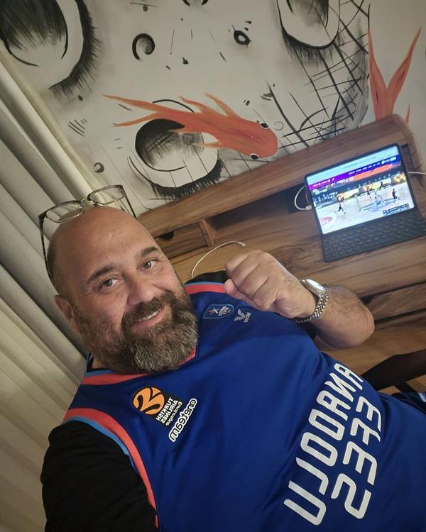 ?MasterChef?teki adaylara zaman zaman sert davrandnz oluyor. Bir restorann mutfanda da yledir, efler genelde barr arr. Bu iin raconu mu bu?<br>  - Bu sadece lkemizde deil, global seminerlerde de ok tartlan bir konu. Bence Z kua ve Millennial?larn gelmesiyle artk bunun deimesi gerekiyor. Artk her konuda barp arlmasndan hepimiz ok skldk. Otoriteden kaan bir kuak geliyor ve bu kua da otoriter tavrlarla ynetemezsiniz. Evet, mutfan doasnda stres var.