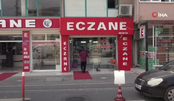 "Ben reklam amacnda deilim ki, alyorum" diyen Erboy "1 senedir sigortam yatyor ama bir ila alamyorum. Eczanede l gzkyorum. imdi yayor muyum yaamyor muyum? Bu durumun dzeltilmesini istiyorum" eklinde konutu.
