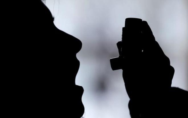 sve'in en byk bilim parklarndan biri olan Medicon Ky'ndeki bir laboratuvarda kimyager Ingemo Andersson, yarm kibrit kutusu byklnde kk, plastik bir inhaler tutuyor. BBC Trke'nin aktardna gre, Andersson'un ekibi bu kk rnn, koronavirs iin verilen mcadelede, tm dnyada insanlarn alarn toz hallerini evlerinde dahi alabilmelerini umuyor.