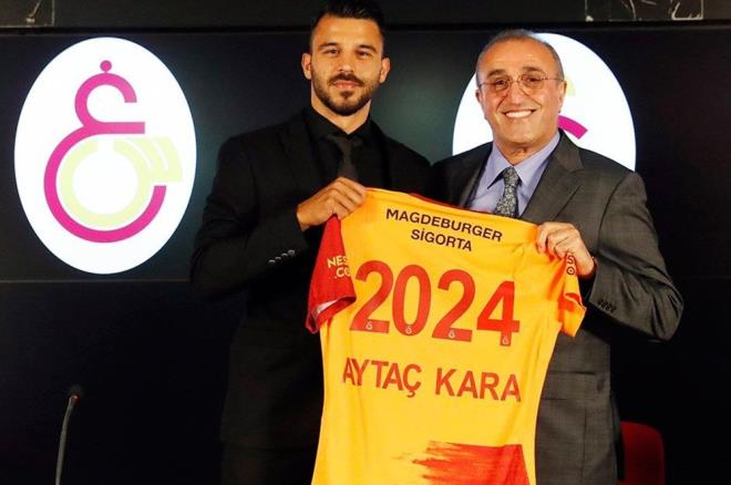 AYTA KARA, GALATASARAY  Galatasaray, orta saha oyuncusu Ayta Kara'y kadrosuna katt.    Galatasaray Sportif A'den Borsa stanbul'a yaplan ve Kamuyu Aydnlatma Platformunda da yer alan aklamada, 28 yandaki futbolcu ile 3 yllk szleme imzaland belirtildi.    Aklamada, Ayta Kara'ya her bir sezon iin 6 milyon lira sabit transfer creti denecei aktarld.    Ayta Kara; kariyerinde Eskiehirspor, Trabzonspor, Yeni Malatyaspor ve Kasmpaa formalarn giydi.