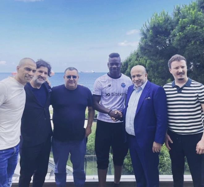 MARIO BALOTELL, ADANA DEMRSPOR    Adana Demirspor, talyan futbolcu Mario Balotelli ile 3 yllk szleme imzaladn aklad.    Adana Demirspor'dan yaplan aklamada "Bugn Adana Demirspor?umuzun tarihine adn altn harflerle yazdracak bir transfer gerekleti. Dnya Yldz Mario Balotelli takmmzla 3 yllk resmi szlemeyi imzalad. Sper Mario gollerini artk mavi?lacivertli forma iin atacak" denildi.    Hrn yapsyla bilinen 31 yandaki futbolcu kariyerinde Inter, Milan, Manchester City, Liverpool, Marsilya ve Nice gibi kulplerde forma giydi.