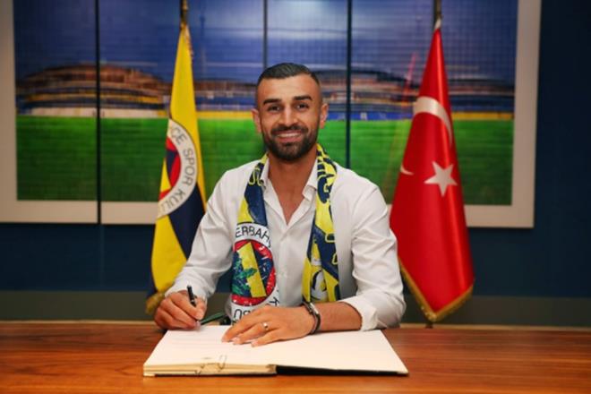 SERDAR DURSUN, FENERBAHE  Fenerbahe, geen sezon Almanya 2. Lig (2. Bundesliga) takmlarndan Darmstadt 98 formas giyen santrfor Serdar Dursun'u renklerine balad.    Sar-lacivertli kulpten yaplan aklamada, bonservis bedeli olmadan transfer edilen 29 yandaki Serdar Dursun ile 3+1 yllk szleme imzaland bildirildi.    Serdar Dursun, geen sezon ligde 33 mata fileleri 27 kez havalandrarak gol kral olmutu.