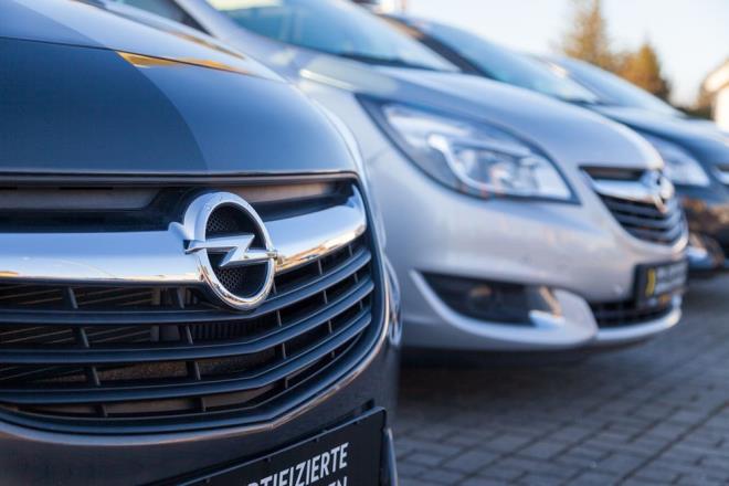 OPEL    Stellantis bnyesinde retim gerekletiren Alman otomobil irketi Opel, 2028 ylna kadar Avrupa'daki otomobillerinde iten yanmal motor kullanmay brakacan ve tamamen elektrikli ara retimine gemeyi hedeflediini belirtti.