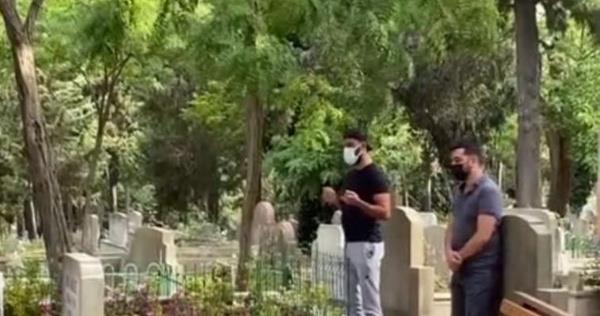 Alian, koronavirs nedeniyle hayatn kaybeden kardei Seluk Tekta'n mezarn her gn ziyaret edip, dua okuyor.