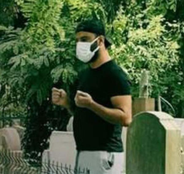 Kardeinin cenaze bilgilerinin anons edildiini duyan Alian, Seluk Tekta'n adnn okunduu anda gzyalarna boularak tabuta sarlmt.