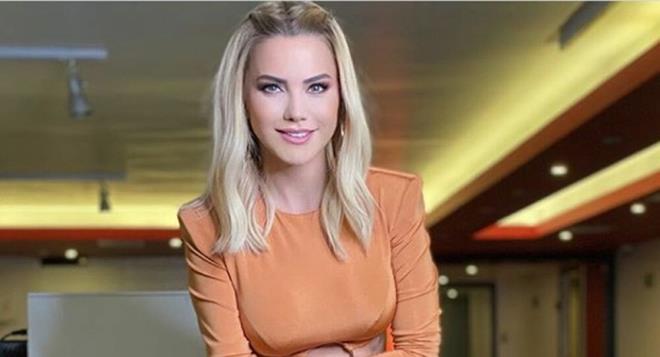 Mekan sahibi konutu: Ece Erken 55 yandaki kadna tokat att  <br>  Olayn yaand mekann sahibi Aleyna avuolu ise UanKu TV?de yaynlanan ?Canl Masa? programna balanarak Ece Erken?in kendisini sakinletirmeye alan 55 yandaki kadna tokat attn iddia etti.<br>