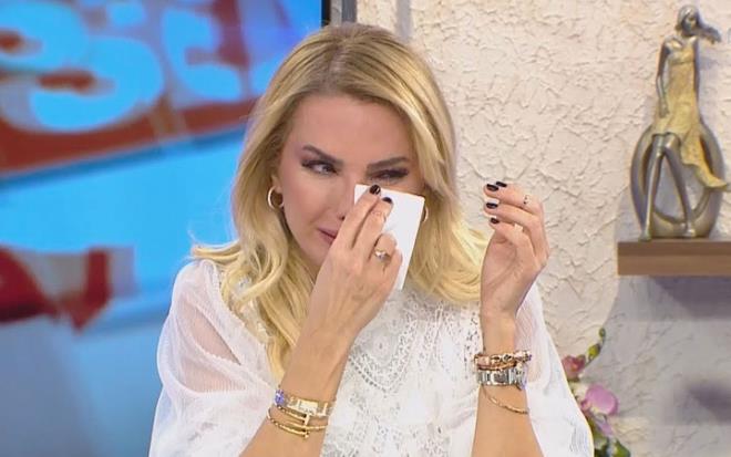 Ece Erken ve ei Mahmut Yazcolu 19 bin liralk hesap cretine isyan edince kavga kt! Erken, sosyal medyaya szan kavga haberlerinin ardndan aklama yapm; "Hesap dememek iin deil, denen hesaba edilen bir sitem sz konusu" demiti. Ece Erken bu aklamann aksine, bugn yapt aklamada 'srtnda bardak krdklarn' ifade etti.