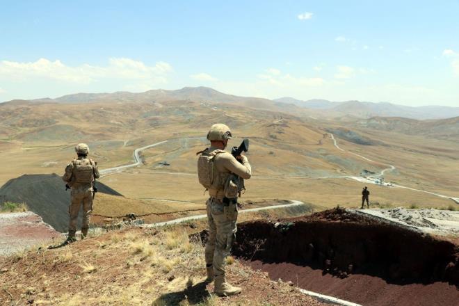 Gvenlik duvarnn tamamlanmasyla Trkiye-ran snrnn daha gvenli hale geleceini belirten Bilmez, "Ar snrndan balayarak u an 64 kilometrelik modler duvar inaatmz devam ediyor. 3 yklenici firma bu duvar yapmakta, birinci, ikinci ve nc etap eklinde. Yl sonuna kadar bu 64 kilometrelik duvar bitirmeyi hedefliyoruz" diye konutu.