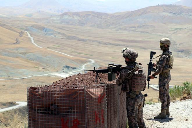 le snrlarnda 63 kilometrelik hatta yaplacak modler duvar almalarnn 3 kilometrelik ksm tamamland, gvenlik duvarna paralel olarak hendek kazma almalar da sryor.