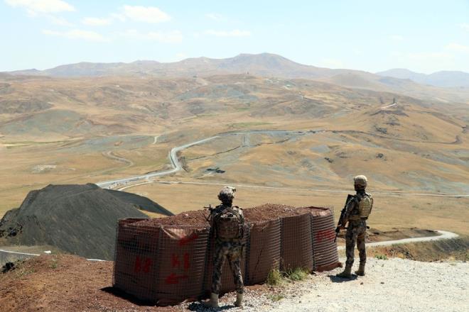 u an 3,5 kilometrelik blmn tamamlandn syleyen Bilmez, "13 bin metrelik duvar imalat da tamamland. Hem birinci, hem ikinci, hem nc etapta da kaz ve dolgu almalar yaplmakta. Kara Kuvvetlerimiz, askeri birliklerimiz snr gvenlii iin blgede hendek kazyor. u ana kadar 110 kilometrelik bir hendek kazm gerekletirildi.  Bizim kulelerde termal kamera, radar ve sansr sistemi bulunmakta. Bir de at kontrol sistemi monte edilecek" dedi.