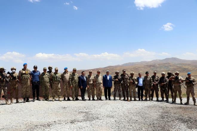 SINIRA 58 GZETLEME, 45 HABERLEME KULES YAPILACAK    Van Valisi ve Bykehir Belediye Bakan Vekili Mehmet Emin Bilmez, aldran Kaymakam Yusuf Durani Din, l Jandarma Komutan Tugeneral Yksel Yiit, l Emniyet Mdr Atanur Aydn ve 6. Hudut Tugay Komutan Piyade Albay lker Erturul ile birlikte duvar almalarnn yapld snr hattnda incelemelerde bulundu.    Vali Bilmez, snr gvenliinin salanmas iin gvenlik glerinin fedakarca grev yaptn belirtti.