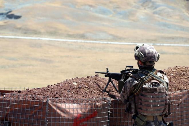 2020'DE ENGELLEDMZ VE YAKALADIIMIZ GMEN SAYISI 105 BN  G basknn artmas zerine Kara Kuvvetleri tarafndan blgedeki askeri birliklere takviye gnderildiini anlatan Vali Bilmez, yle konutu:    "Snr gvenliini koruyan btn gvenlik birimlerimizi tebrik ediyorum. 2020 ylnda snr hattnda engellediimiz ve ieride yakaladmz toplam gmen says 105 bin. 2019'da Van'n her tarafnda gmen grmek mmknd ama 2019'un Temmuz ayndan itibaren kentimize giri yapan gmenler hakknda ilem yaplmakta ve msaade edilmemekte ve son zamanlarda zellikle dzensiz gmenlerin sakland yerleri takip etti. Van'da dzensiz kaak gmenleri nleyebilmek iin tamamyla btn birimlerimiz seferber olmu.?