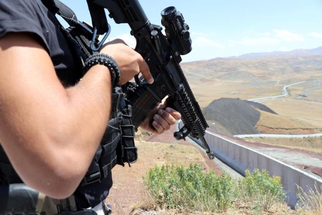 Gvenlik glerinin mayn temizleme faaliyeti yrtt snr hattnn gzetleme ve haberleme kuleleriyle komuta kontrol merkezleri sayesinde kesintisiz ve etkin gzetleme imkanna kavuturulmas hedefleniyor.