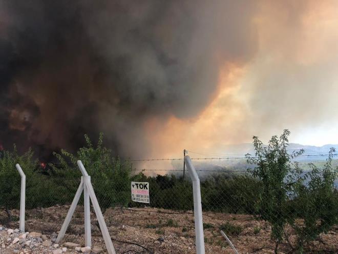MANAVGAT KAYMAKAMI SON DURUMU NTV'DE ANLATTI  NTV'ye konuan Manavgat Kaymakam Mustafa Yiit unlar syledi: "Yangn nedeniyle Evrenseki, Kalemler ve Yeniky mahallelerindeki evler nemli lde boaltld. Havadan mdahale devam ediyor. Grlmemi bir ey. ok zc. Baz mahsur kalanlar olduuna dair bilgiler geliyor. Ama ne olarak hastanelere intikal etmi bir ey yok."