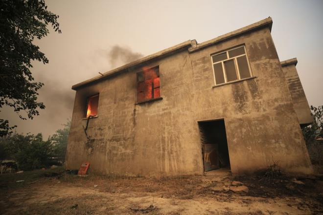 AKSEK'DEK YANGINDA DA 1 K HAYATINI KAYBETT  <br>  Antalya'da Akseki ilesi Kepezbeleni Mahallesi'nde de orman yangn kt. iddetli rzgarn etkisiyle yaylan alevler Manavgat ilesi Oymapnar Baraj evresine kadar geldi. Yangn nedeniyle Akseki'nin Kepezbeleni Mahallesi ile Manavgat ilesine bal Karavca, Gzelyal, Saral, eltiki ve Ulukap Mahalleri'ndeki baz evler boaltld.