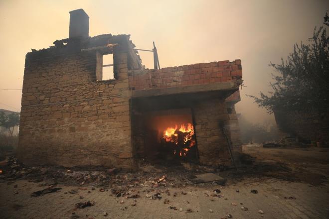 Yangnn ksa srede Kepezbeleni Mahallesi'ni sardn aktaran Hlr, "Yangn nedeniyle Kepezbeleni yolu kapand, 13 kii mahallede mahsur kald. tfaiye, Jandarma ekiplerimizin mdahalesiyle 12 kii kurtarld. Dumandan etkilenen 82 yandaki Hasan Ali Yksel maalesef yaamn yitirdi. Mahalledeki evlerin yzde 80'i de yanm durumda" dedi.