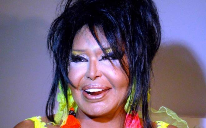 BODRUM'un nl tatil noktalarndan Torba'da tatil yapan nl sanat Blent Ersoy, bir restoranda makyajsz grntlendi. Sosyal medyada yer alan haberlere gre Ersoy, bir saat kald mekanda 8 bin 500 TL hesap dedi.