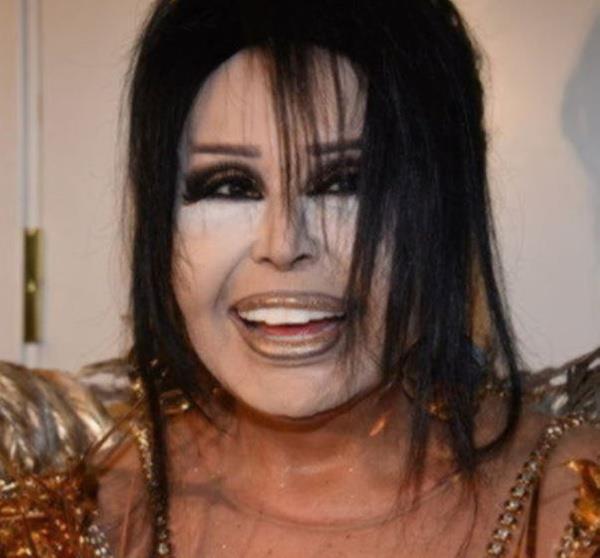 kl ile dikkat eken Ersoy, gazetecilere, "Kyafetim benim ok sevdiim rahmetli arkadam Nur Yerlita'a ait. Seneler nce benim iin hazrlamt, imdi giymek nasip oldu. Rahmetle anyorum..." dedi.