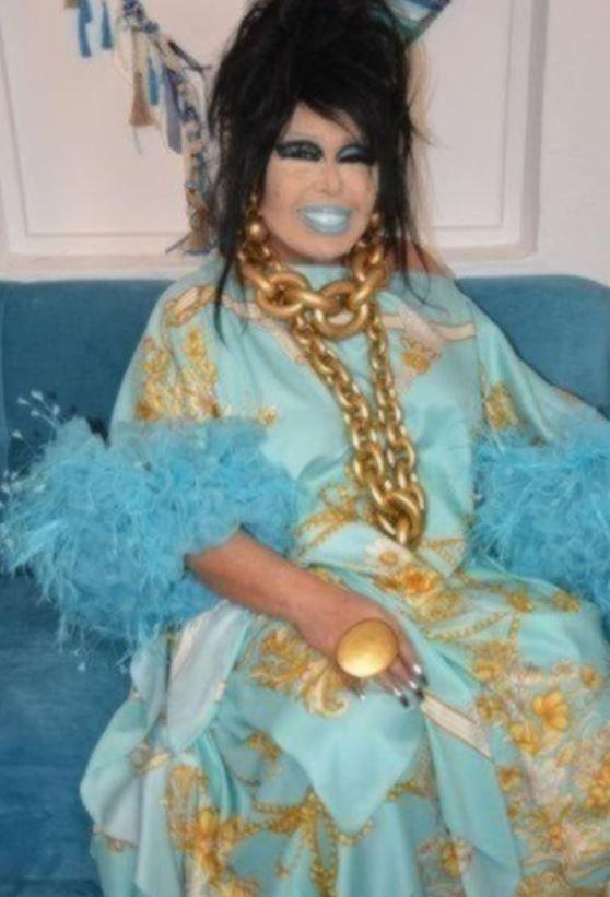 "Yemek yerken iki saat iinde drt konser iin teklif aldm"  <br>  Konser programnn ok youn olduunu ve olduka heyecanl olduunu belirten Diva, "Allah herkese bu younluu nasip etsin. Yemek yerken iki saat iinde drt konser iin teklif aldm. Arap at gibiyim, kotuka couyorum. ok kr nefes alacak zamanm yok" ifadelerini kulland.